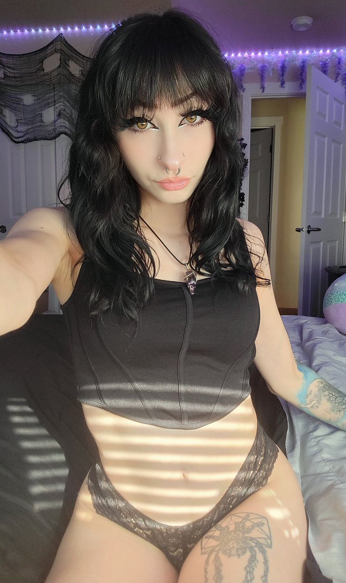 foxxikitsunee's tweet photo. Someone really said I wasn't real bc of how hot I am 💀 https://t.co/tLAgK5JIqN