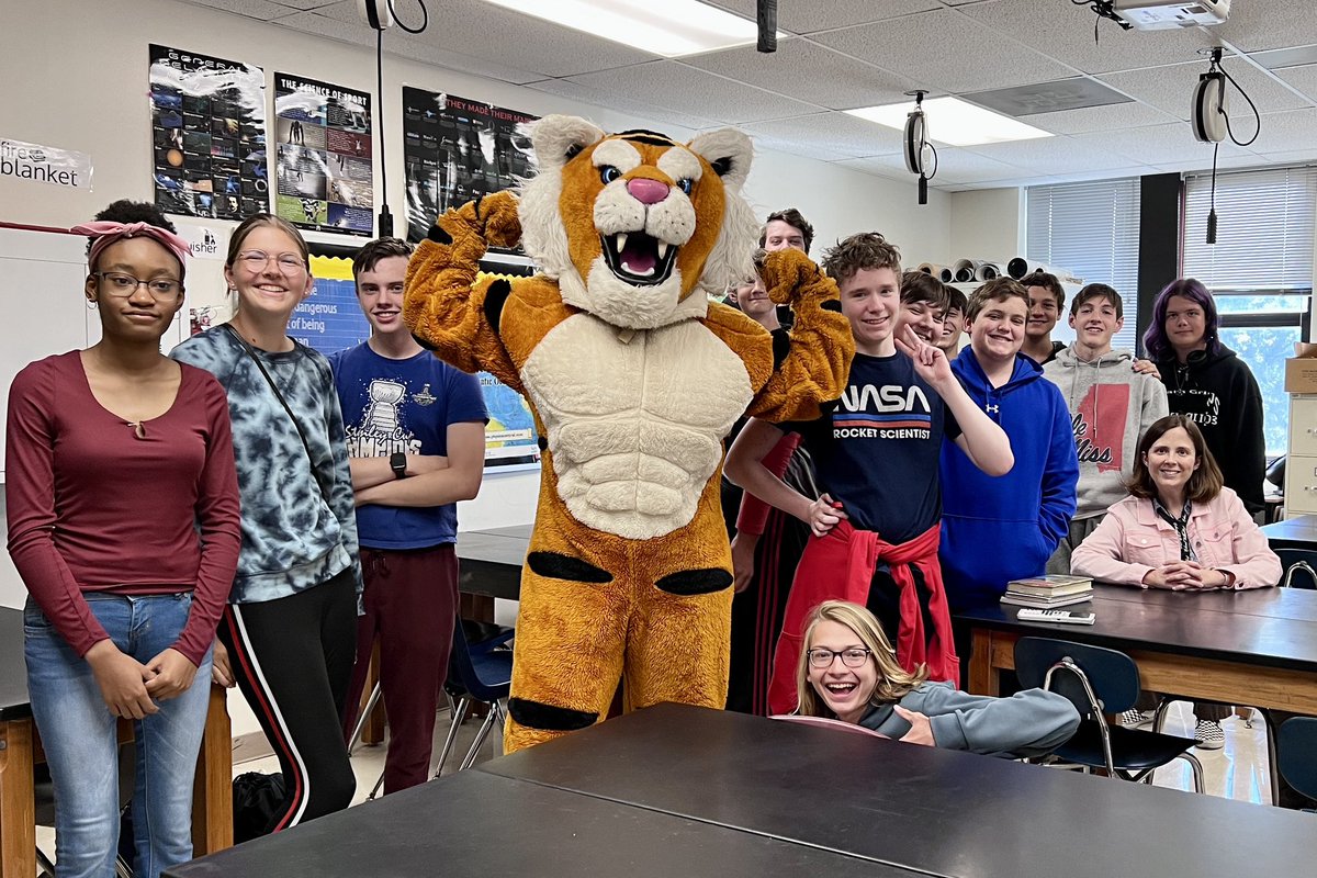 Look who came to cheer on the quiz bowl team today! <a href="/OHS_Tigers/">Oakville High School</a> #TogetherweRoar <a href="/MehlvilleSD/">Mehlville School District</a>