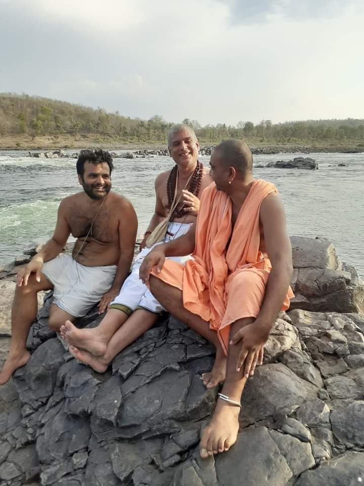 NirmalJ8881922's tweet image. अनर्गल प्रश्नों के बीच कुछ सार्थक,,,

मुझे ध्यान नहीं एकबार किसी ने नदी से #रेत या बजरी निकाले जाने को लेकर पूछा था,, आज फिर एक मित्र ने पूछा कि इसमें अनुचित क्या है??

हमने उन्हें कहा कि अनुचित तो कुछ भी नहीं,, बस इतना भर है कि नदी #मर जाएगी,,कहने लगा कि इससे तो नदी साफ होती है