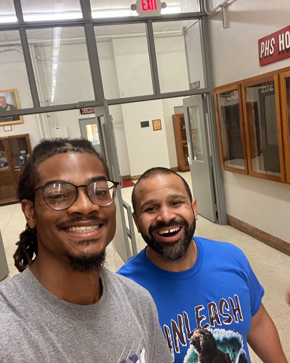President Ke’Shawn Hess took a trip to the pride of the city!🦁👏🏾

Not only did he congratulate Shaun Mcginnis on his new role as principal, they also discussed ways to help the community!

Congratulations again to Principal Mcginnis!