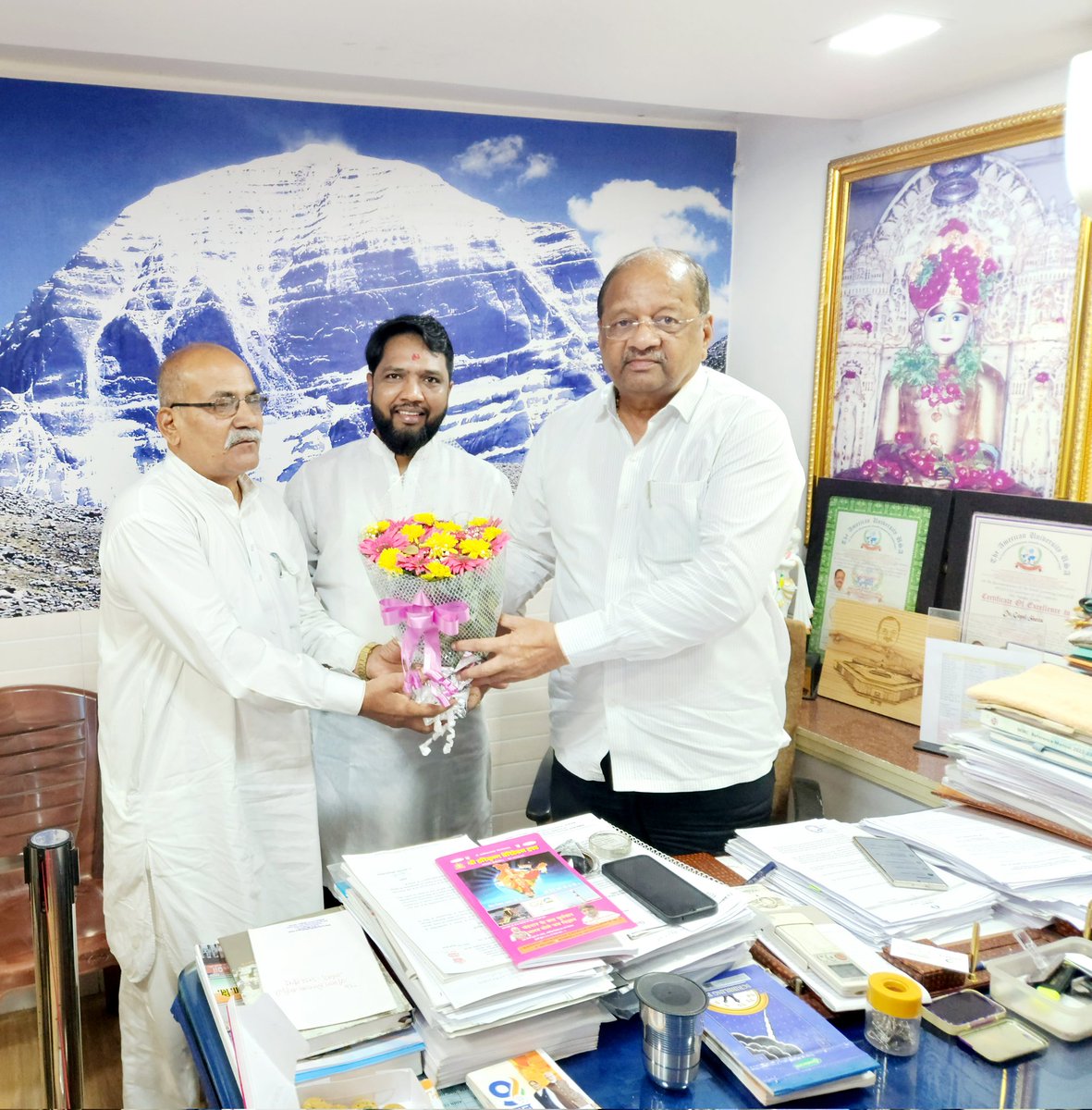 RameshGaud16's tweet photo. उत्तर मुंबई लोकसभा सांसद श्री गोपाल शेट्टी जी के साथ रिपब्लिकन पार्टी ऑफ़ इंडिया(उ.भा.आ) महाराष्ट्र महासचिव मा. रमेश गौड़ जी तथा मुंबई अध्यक्ष श्री हरिहर यादव जी ने मुलाकात कर सामाजिक विषयों पर चर्चा की । https://t.co/HZpj0hKvjV