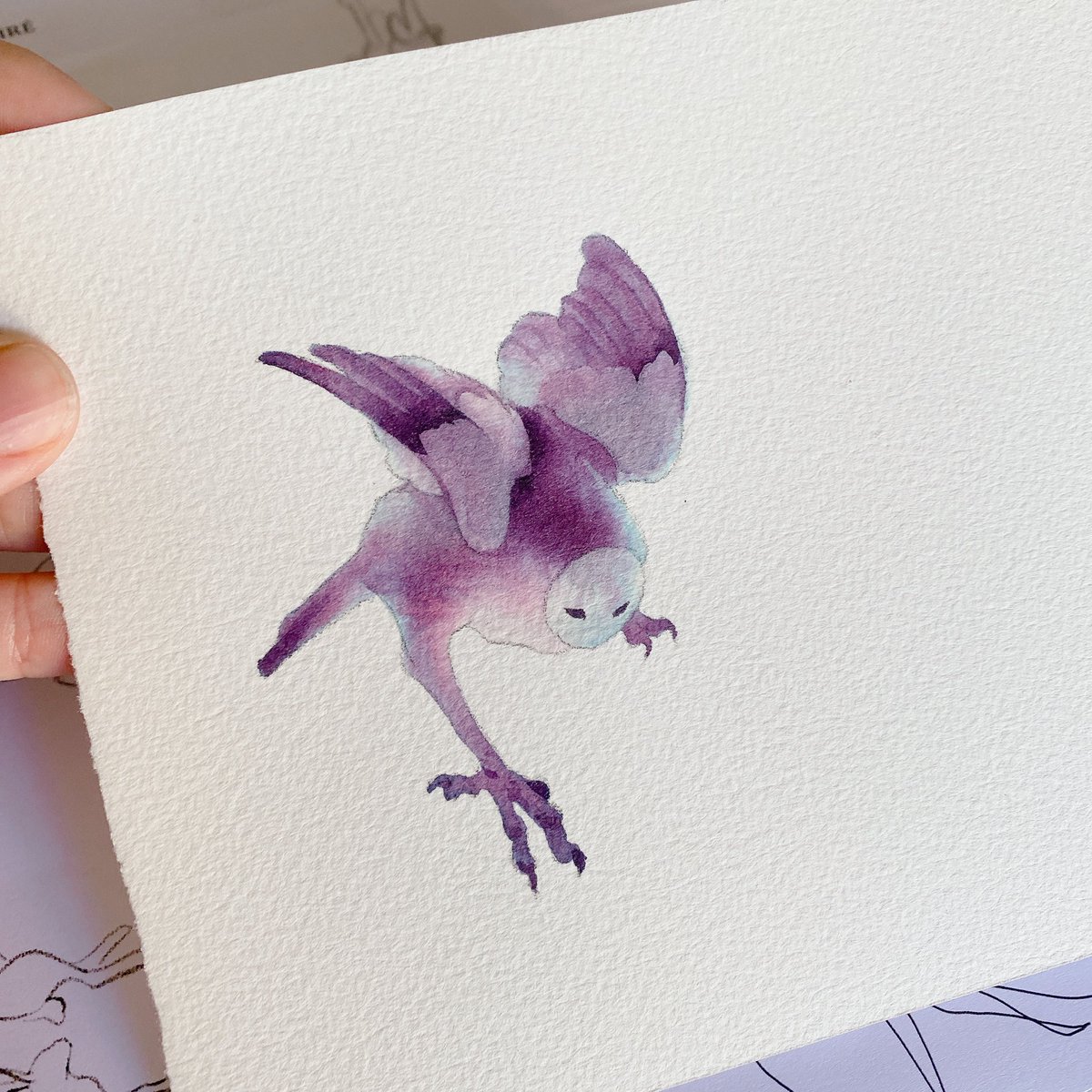 「Tiny creature, using my favourite polish」|Rozenn 🌻のイラスト
