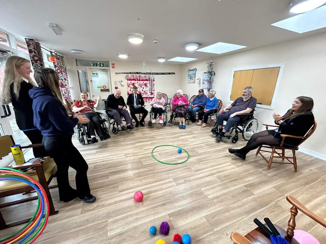 Sports leaders from @WallaceHallSch have been visiting Briery Park over the last few weeks working with the residents on some throwing activities. @sportscotland #SportsLeaders #CareHome #IntergenerationalConnections #InTheCommunity