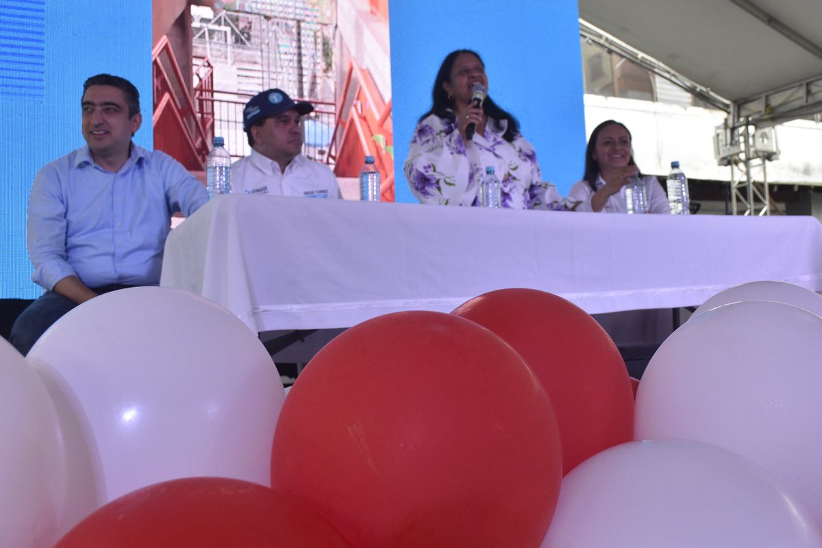 shirleyortizos2's tweet image. #Itagüi con alegria y entusiasmo realizamos nuestro cierre de campaña rodeada de familiares y amigos que deseamos una #ConstrucciónFuturoSocial mais aico 3 @DiegoTItagui