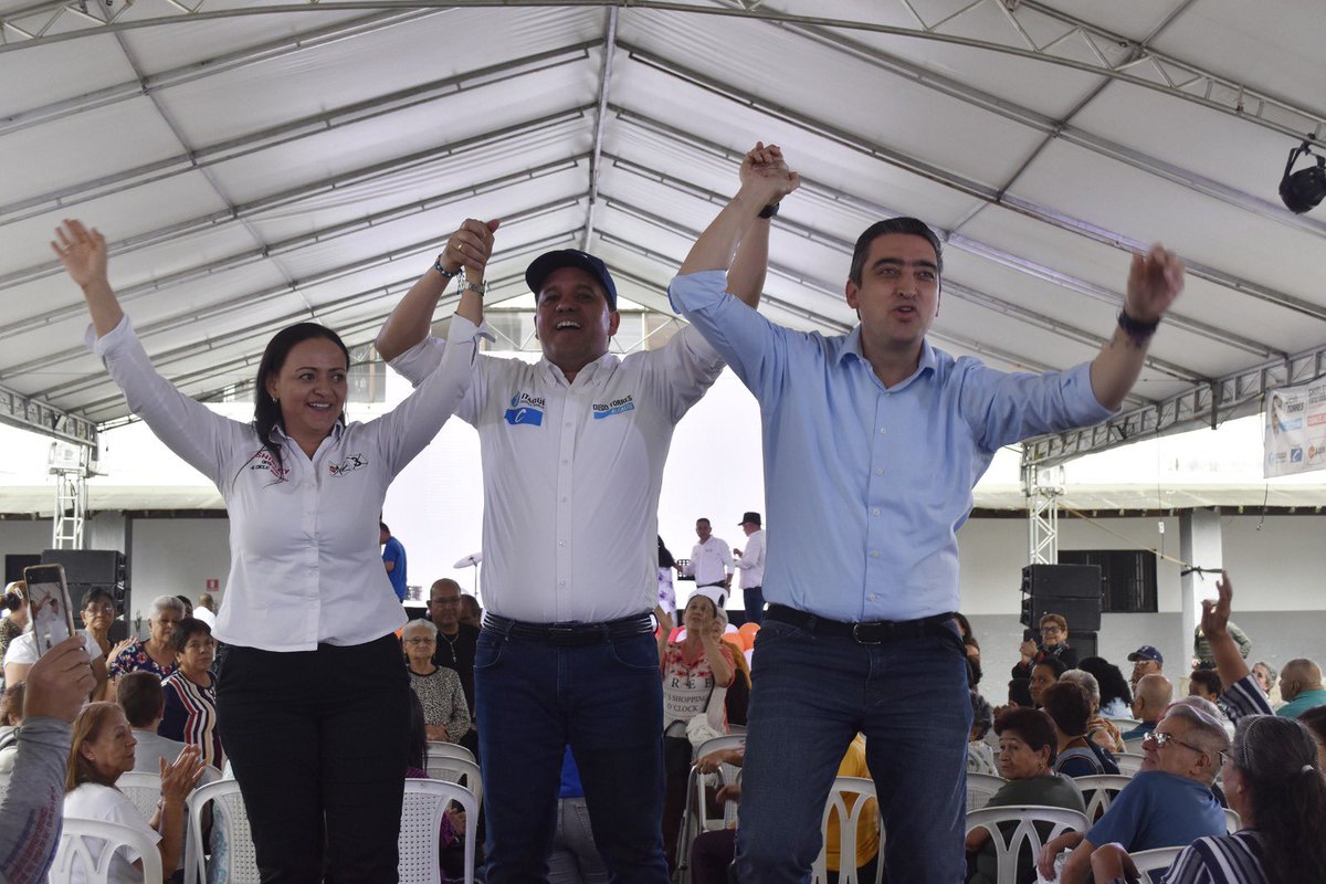 shirleyortizos2's tweet image. #Itagüi con alegria y entusiasmo realizamos nuestro cierre de campaña rodeada de familiares y amigos que deseamos una #ConstrucciónFuturoSocial mais aico 3 @DiegoTItagui