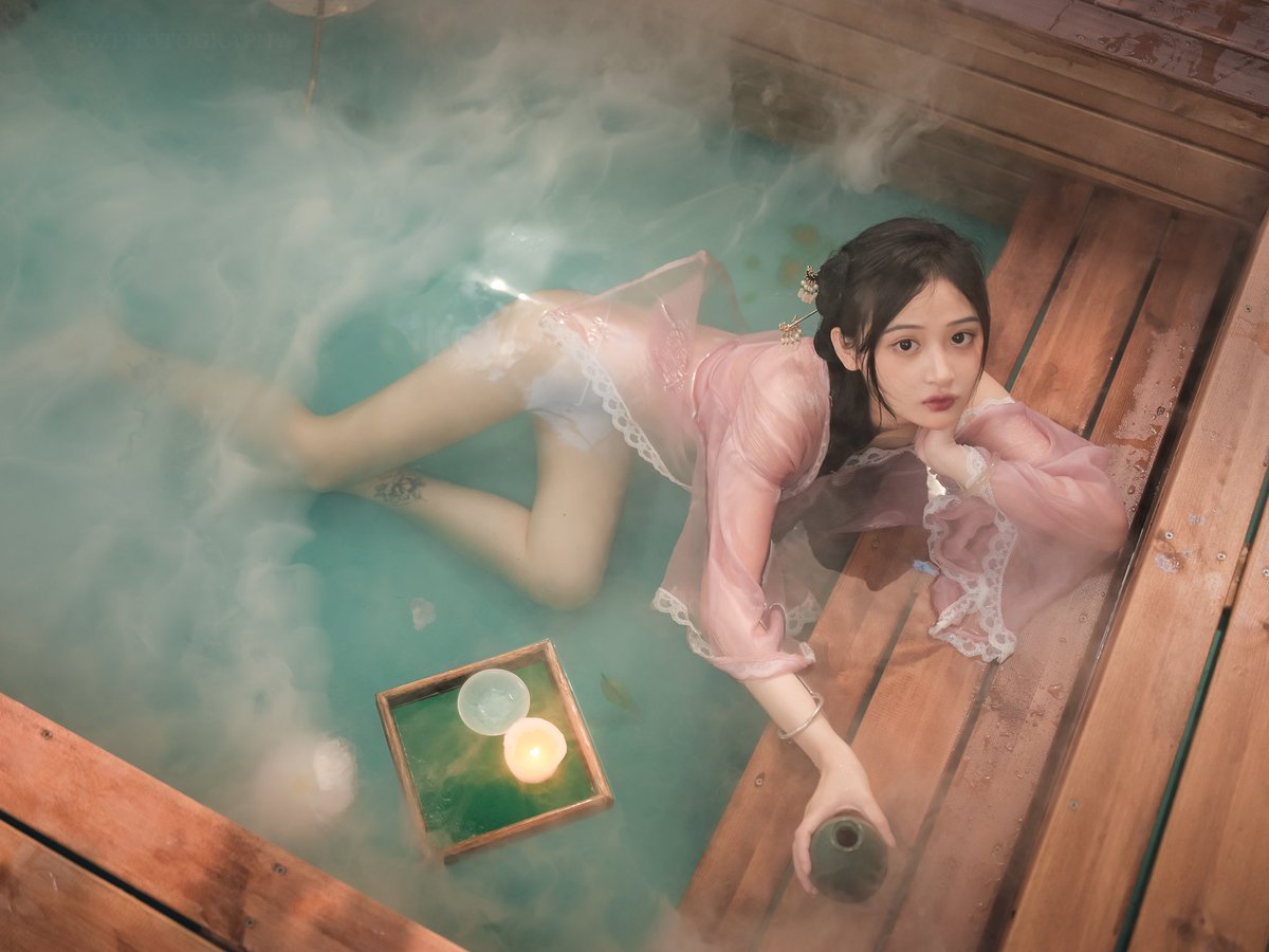梦笑开娇靥,
眼鬟压落花,
簟纹生玉腕,
香汗浸红纱。

摄影：@雨果
出镜：@xizi1840 https://t.co/iM4LtARd8m