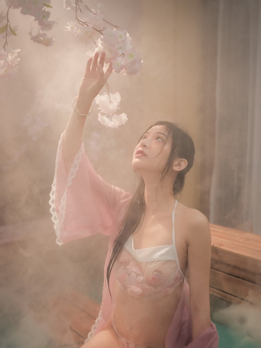 梦笑开娇靥,
眼鬟压落花,
簟纹生玉腕,
香汗浸红纱。

摄影：@雨果
出镜：@xizi1840 https://t.co/iM4LtARd8m