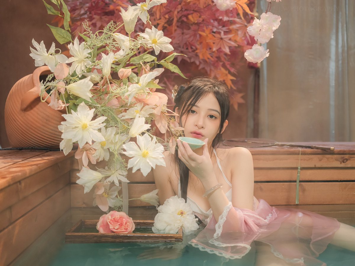 梦笑开娇靥,
眼鬟压落花,
簟纹生玉腕,
香汗浸红纱。

摄影：@雨果
出镜：@xizi1840 https://t.co/iM4LtARd8m