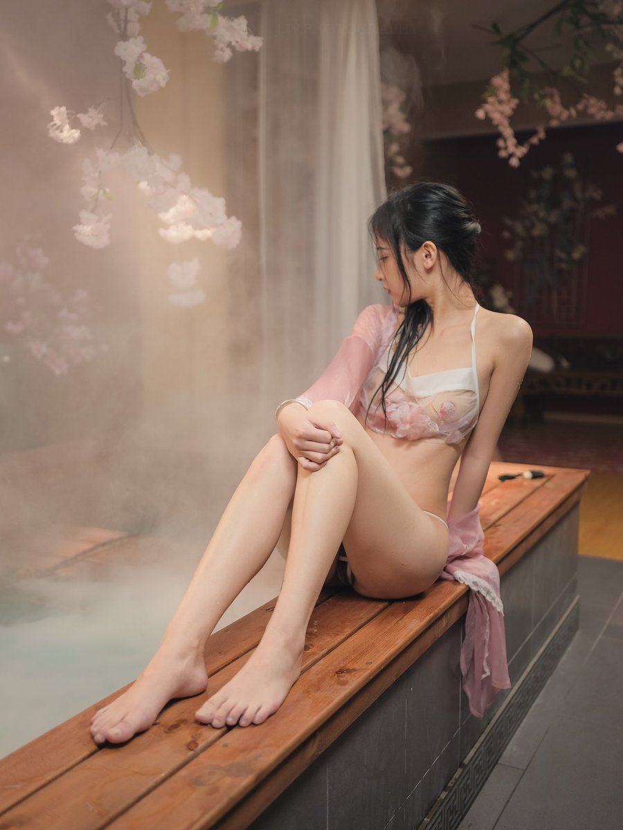 梦笑开娇靥,
眼鬟压落花,
簟纹生玉腕,
香汗浸红纱。

摄影：@雨果
出镜：@xizi1840 https://t.co/iM4LtARd8m