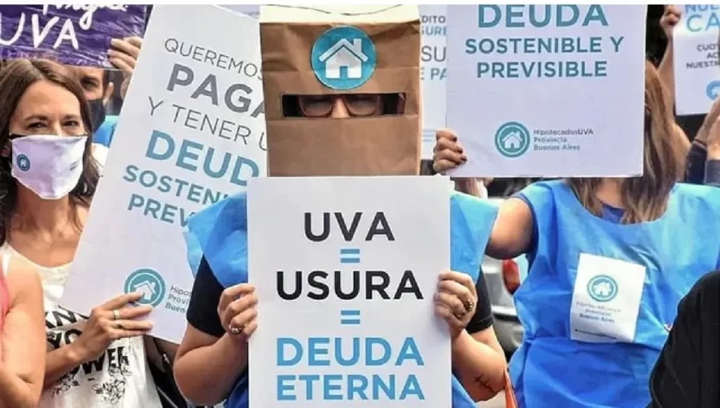 radio2rosario's tweet photo. #AHORA I Crece la preocupación de los deudores de créditos UVA quienes no pueden afrontar los costos de las cuotas. En #PuntoMedio charlamos con Silvia Pepino, deudora de un crédito UVA, quien contó la desesperante situación que está atravesando al no poder pagar la cuota mensual https://t.co/CT9jVOyzx3