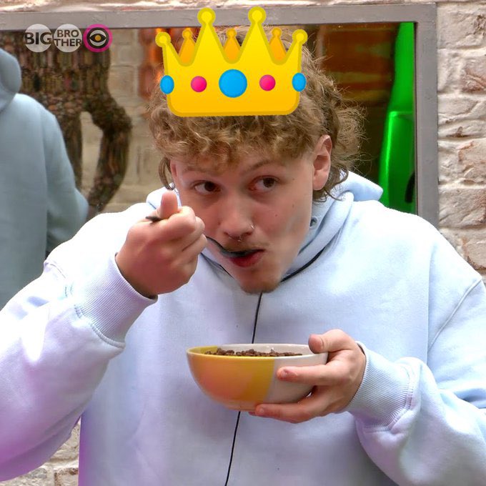 BBUKGossip's tweet photo. Tom’s got his priorities in order 🥣#BBUK https://t.co/qIBuHjMbhs