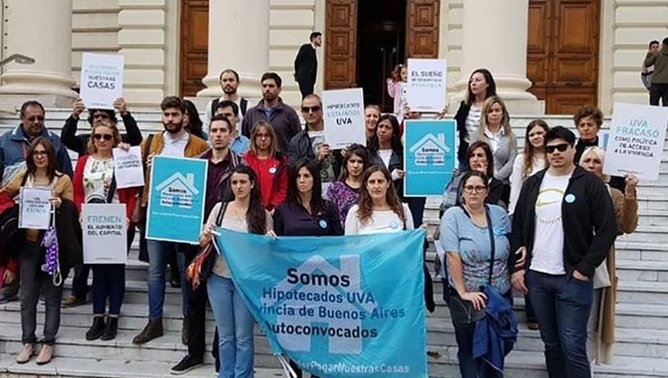 radio2rosario's tweet photo. #AHORA I Crece la preocupación de los deudores de créditos UVA quienes no pueden afrontar los costos de las cuotas. En #PuntoMedio charlamos con Silvia Pepino, deudora de un crédito UVA, quien contó la desesperante situación que está atravesando al no poder pagar la cuota mensual https://t.co/CT9jVOyzx3