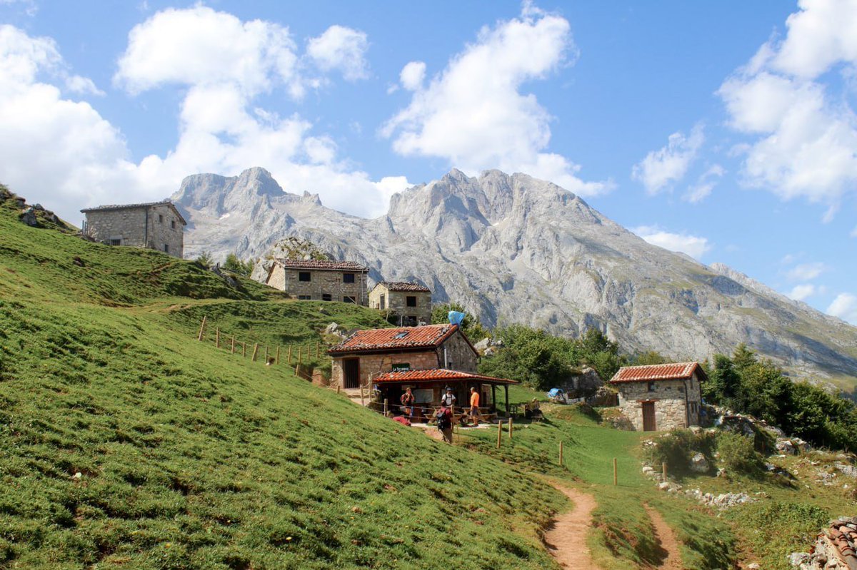 press_esc_back's tweet photo. The masculine urge to live in a place like this https://t.co/gTKquqOsAi
