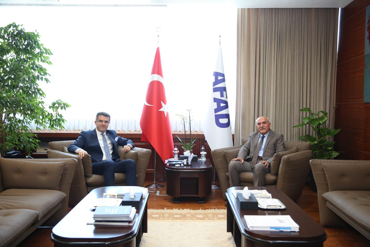 Kurucu Başkanı olduğum AFAD a Başkan olarak atanan değerli kardeşim Vali Okay MEMİŞ e hayırlı olsun ziyaretinde bulundum.
İlgi ve alakasına çok teşekkür ederim.