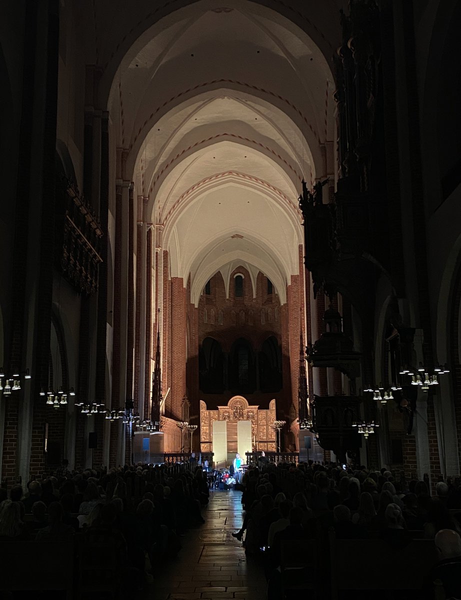 Tak endnu engang <a href="/Teitur/">tEitUR</a> for musikken, denne gang i #mitroskilde 

Glad for at få hilst og få fortalt, hvor rørende og smuk forrige lørdags koncert i @DRKoncerthuset var ❤️🙏🏼 #poetryandaeroplanes (jeg tudede det meste af aftenen)
Stor ros til aftenens #songsfromasocialdistance