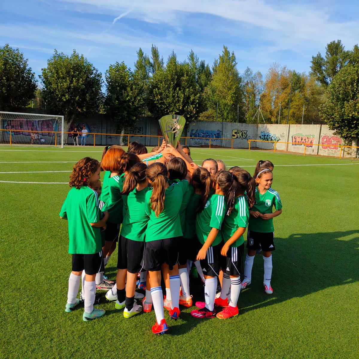 JimenaGonz03's tweet photo. Liga comenzada y, dejando atrás los resultados, lo de estas pequeñas es de admirar. Lucha y constancia de principio a fin. Todo por delante aún, toca seguir aprendiendo y mejorando para que así lleguéis donde queráis.
Recordad: ser grandes no es solo cuestión de tamaño💪🏽 https://t.co/dFqiG4B6IC