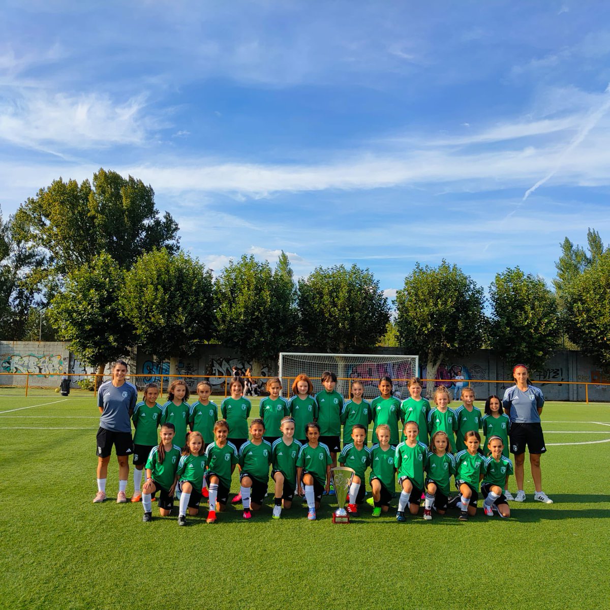 JimenaGonz03's tweet photo. Liga comenzada y, dejando atrás los resultados, lo de estas pequeñas es de admirar. Lucha y constancia de principio a fin. Todo por delante aún, toca seguir aprendiendo y mejorando para que así lleguéis donde queráis.
Recordad: ser grandes no es solo cuestión de tamaño💪🏽 https://t.co/dFqiG4B6IC