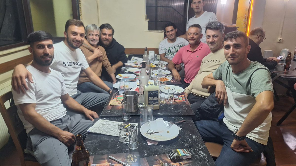Sarilmazmiyim sana ustamsin sen benim her şeyi öğrettin bana hakkın ödenmez hiç bir zaman gerçi daha kimbilir neler öğreneceğiz aslan abim benim..Metehan kardeşim de gelmiş şeref vermiş......