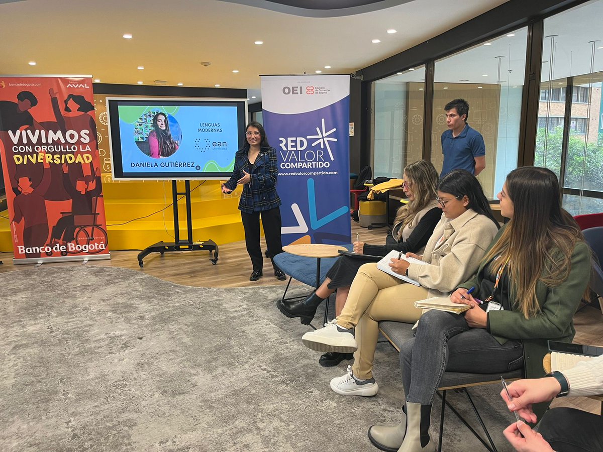RedVCompartido's tweet photo. ¡Revolucionamos la construcción de retos! 
Creamos el CAMPUS de Valor Compartido donde los estudiantes desarrollan soluciones en conjunto con líderes de empresas. 
Hoy en @BancodeBogota  jóvenes de @UniversidadEan @uempresarial @udistrital presentaron su proyecto ideado en 2022! https://t.co/PM2ruSBKpl