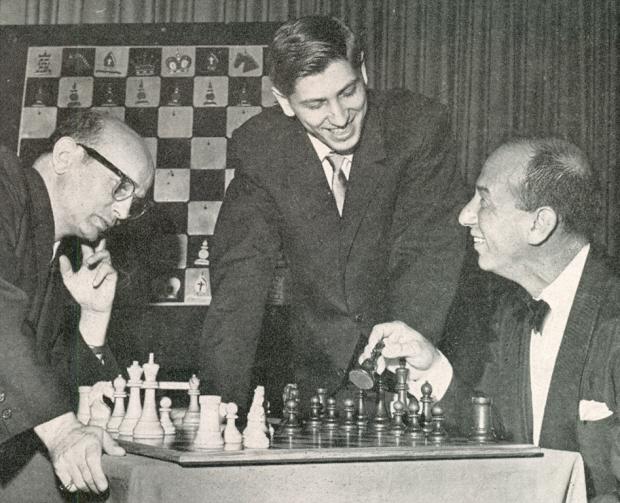 chessinstories's tweet photo. 1961, Samuel Reshevsky, Bobby Fischer and José Ferrer https://t.co/FbRsMjUcFO