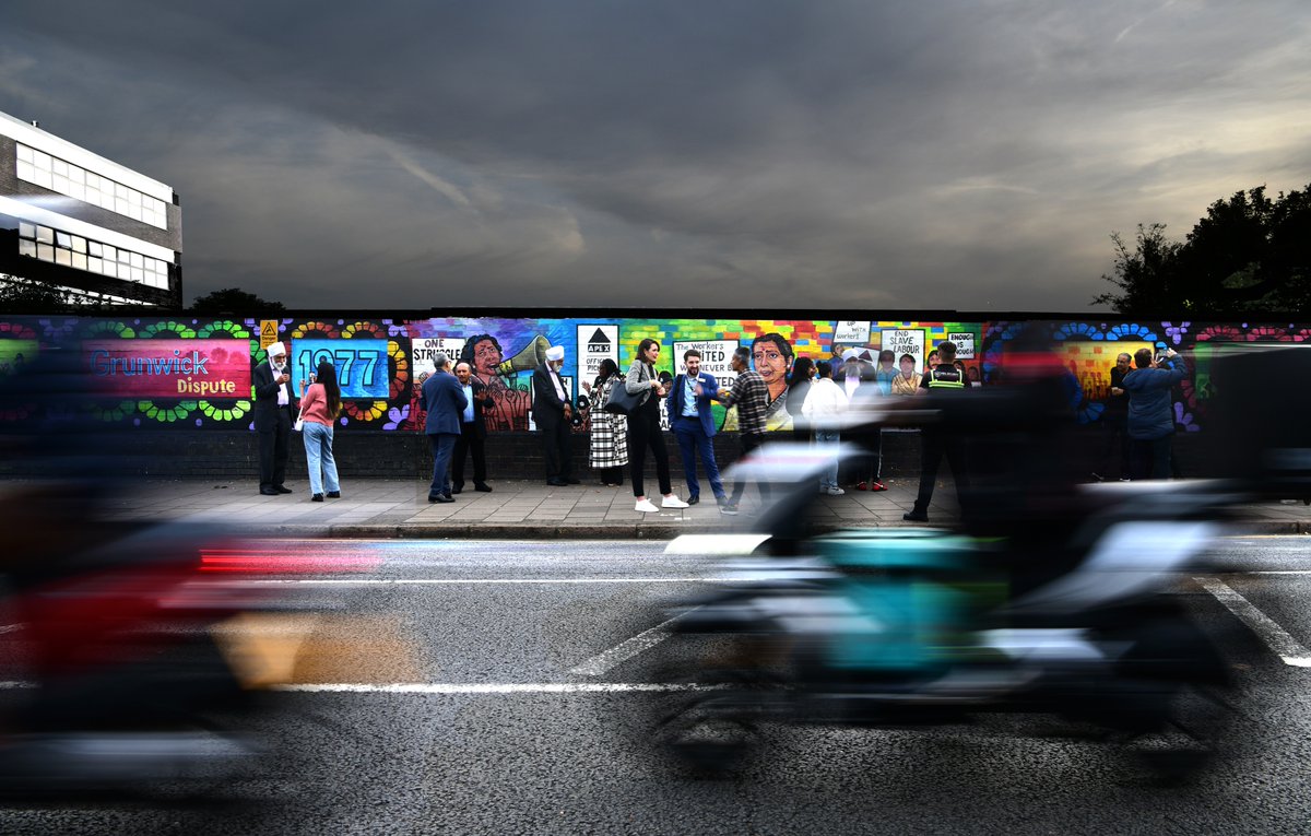 jassansi's tweet image. The Past Calls to the Present

I was in Manchester last week photographing the @Conservatives Party Conference. Outside the Conference venue stands a statue of Suffragette Emily Pankhurst. I took a moment to stand and reflect in front of it.

It was there, I unexpectedly bumped…