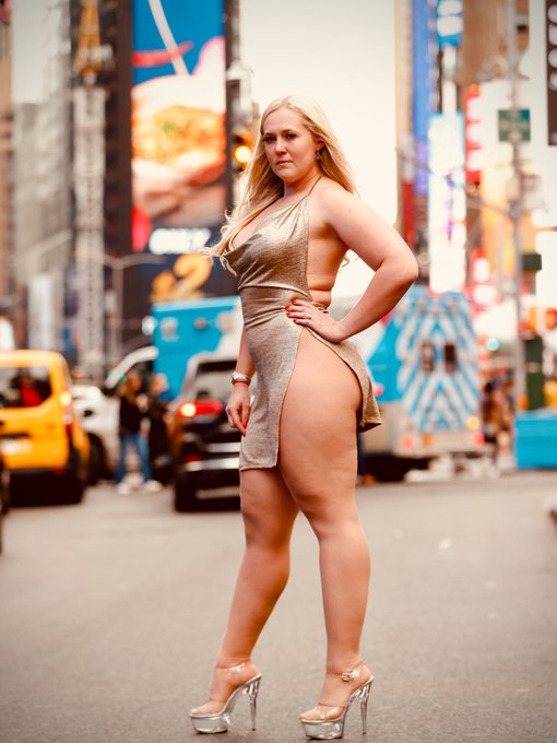 An impromptu photoshoot in Times Square. Which is your favourite? https://t.co/kbrwjfzWwY