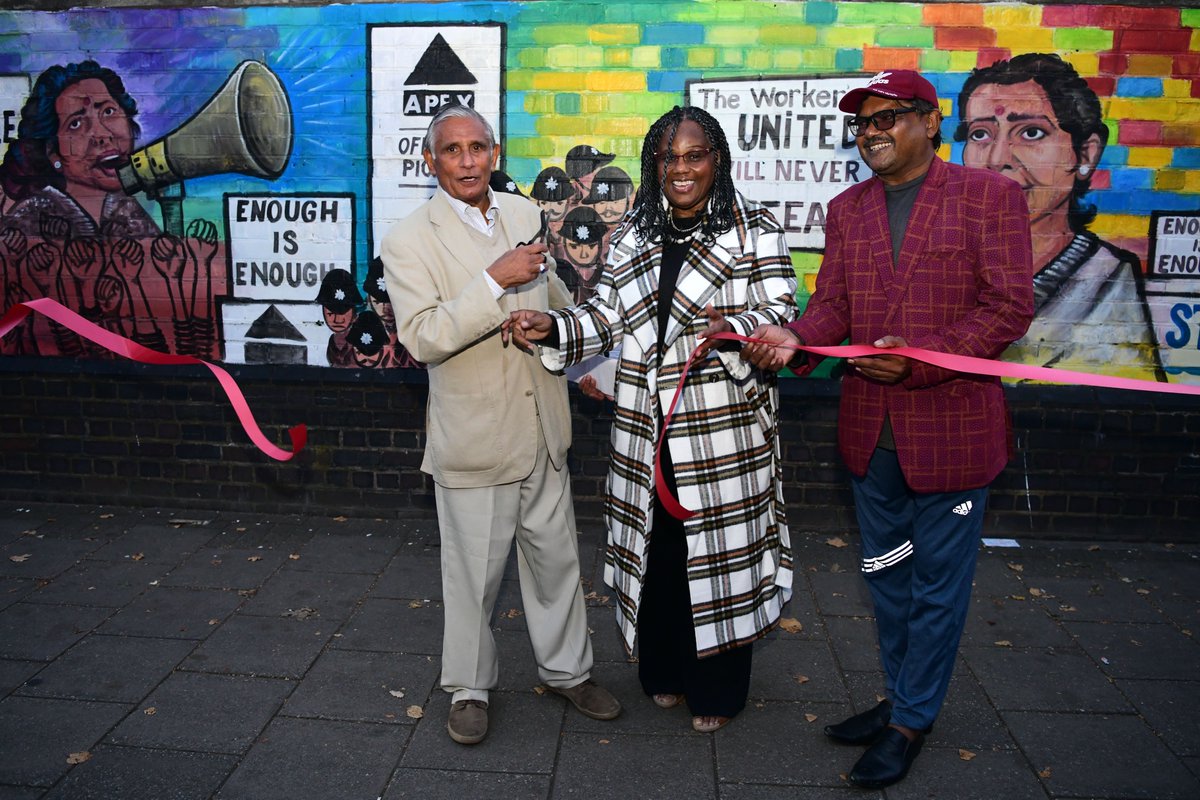 jassansi's tweet image. The Past Calls to the Present

I was in Manchester last week photographing the @Conservatives Party Conference. Outside the Conference venue stands a statue of Suffragette Emily Pankhurst. I took a moment to stand and reflect in front of it.

It was there, I unexpectedly bumped…