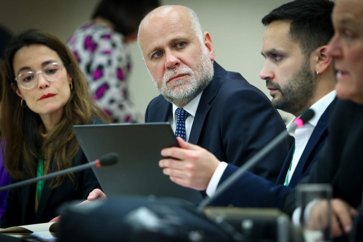 Segpres's tweet photo. El ministro @alvaroelizalde, junto a la secretaria ejecutiva, @Vlubbert, y su coordinador, @maticlarke, participaron en sesión de la Comisión de Gobierno Interior de la @Camara_cl, donde continuó la discusión y votación del proyecto de integridad municipal 🔍. https://t.co/9mlhJefm8k