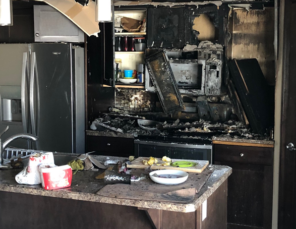 Regina_Fire's tweet photo. Did you know that unattended cooking is the leading cause of cooking fires? Stay in the kitchen when cooking to keep your family safe. For more cooking safety tips, visit https://t.co/tmmYpAGM8H #FirePreventionWeek   #yqr  #FireSafety https://t.co/SRJFQwHqPM