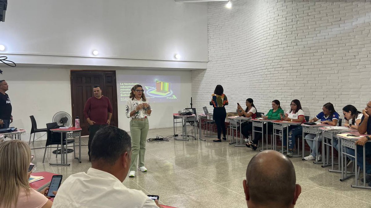 Fundabit_'s tweet photo. #EnFotos|| Cumpliendo con el cronograma del II Encuentro Nacional de Coordinadores para la Transformación Digital, recibimos a Jennifer Bello de la hermana Rep. De Cuba, con su ponencia "La tecnología educativa: una mirada desde el curriculum general Bolivariano".
#SomosFundabit https://t.co/41L6ghL2dd