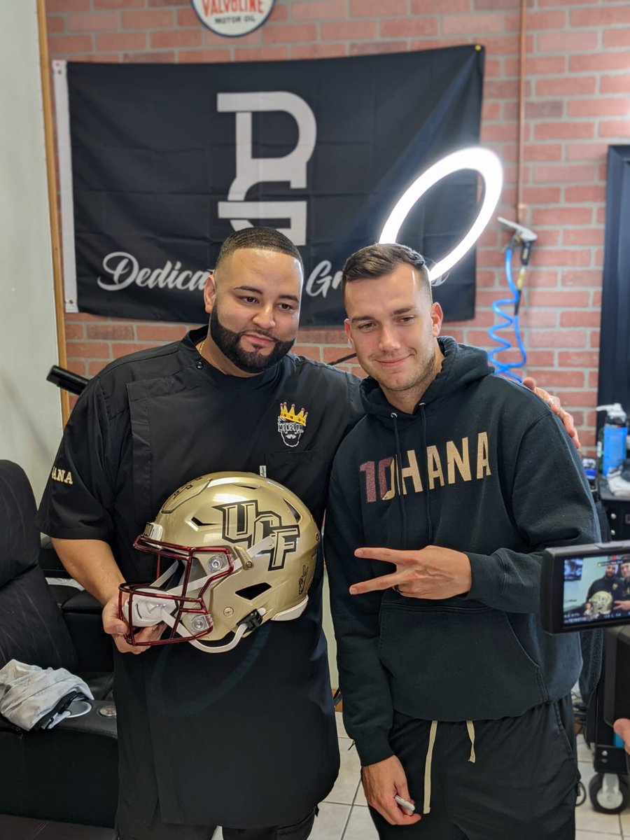 MonsterThaBarb1's tweet image. Happy Birthday to my braddah, the G.O.A.T...I wish you many more mi hermano! #10hana #UCFresh