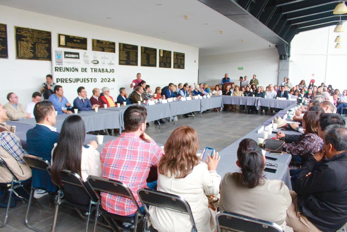 DipMovMorelos's tweet photo. “Las y los diputados debemos estar del lado de nuestra gente, aumentar impuestos y reducir apoyos para los generadores de empleos es simplemente inaceptable”: @LuzDaryQuevedoM https://t.co/zLTVGIArdu
