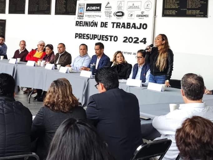 DipMovMorelos's tweet photo. “Las y los diputados debemos estar del lado de nuestra gente, aumentar impuestos y reducir apoyos para los generadores de empleos es simplemente inaceptable”: @LuzDaryQuevedoM https://t.co/zLTVGIArdu