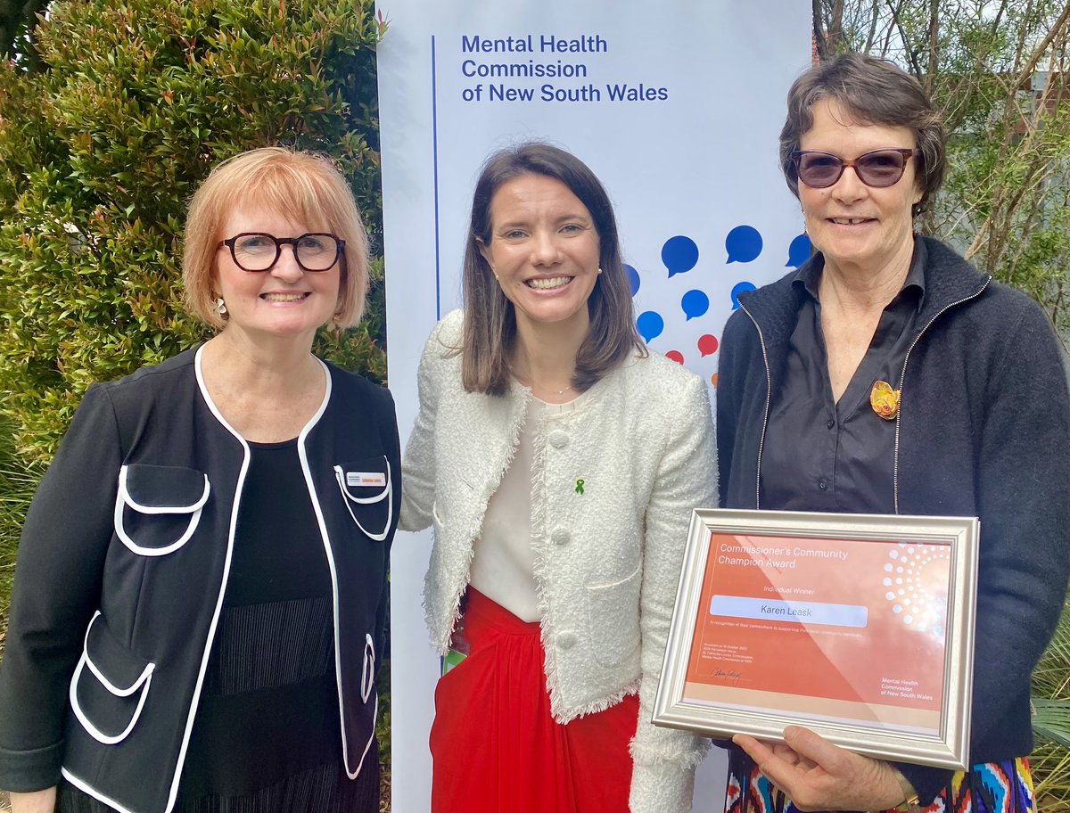 On #WorldMentalHealthDay I presented the Commissioner’s individual Community Champion Award to Karen Leask, a passionate carer & advocate working in the Illawarra to connect mental health carers & services and support. Congratulations Karen 👏🏼 @NSWMHC @RoseBJackson @MHCARERSNSW