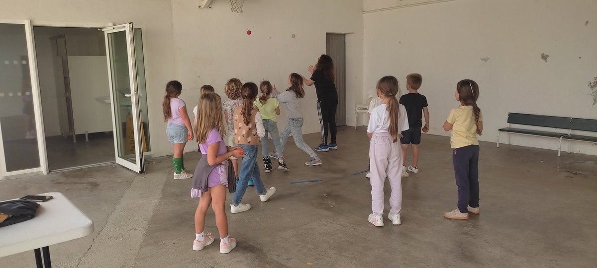 DominiqueLaud's tweet photo. L''école d'Ars accueillait les chargées de mission@usep17: découverte d'activités d'orientation, athlétisme, initiation au frontball découverte des outils USEP. #sportscolaire pour plus d'APS17 @USEP17 @cpdeps17 @DSDEN17 @usepnationale @crusepna https://t.co/SkDCL4NgBB