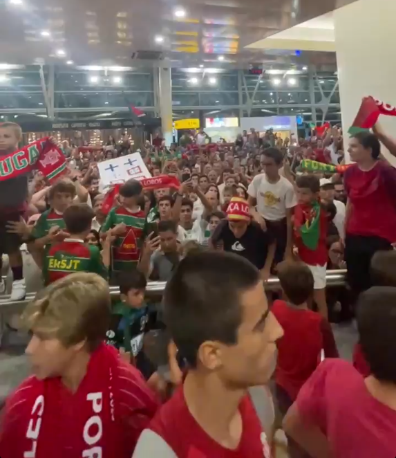 T2Rugby's tweet image. 🇵🇹 The airport in Lisbon is absolutely packed with supporters to welcome the Portugal team home!