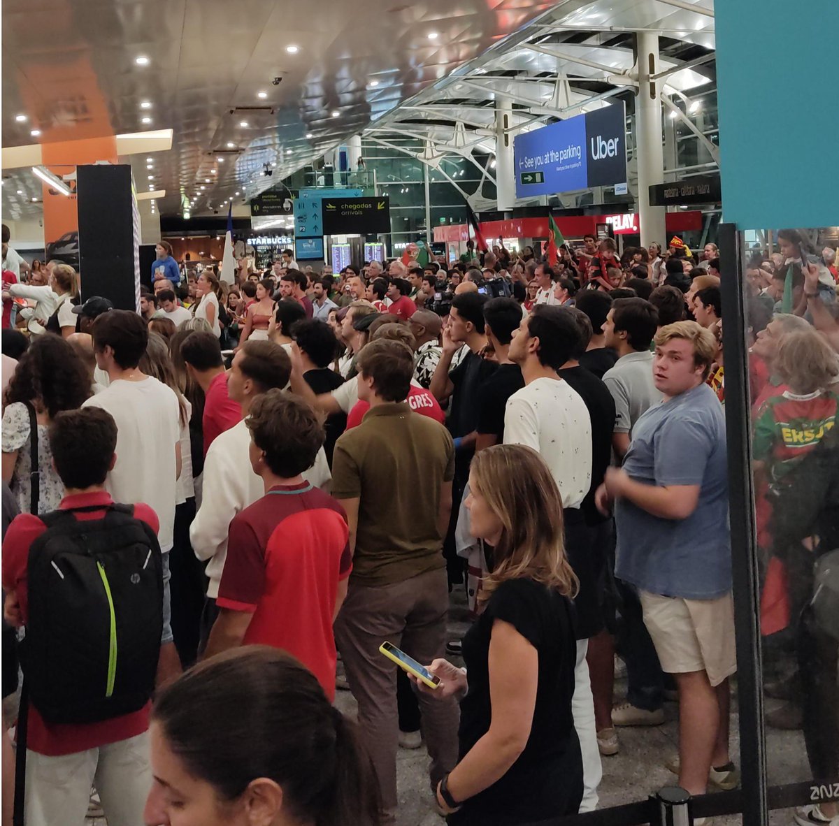 T2Rugby's tweet image. 🇵🇹 The airport in Lisbon is absolutely packed with supporters to welcome the Portugal team home!