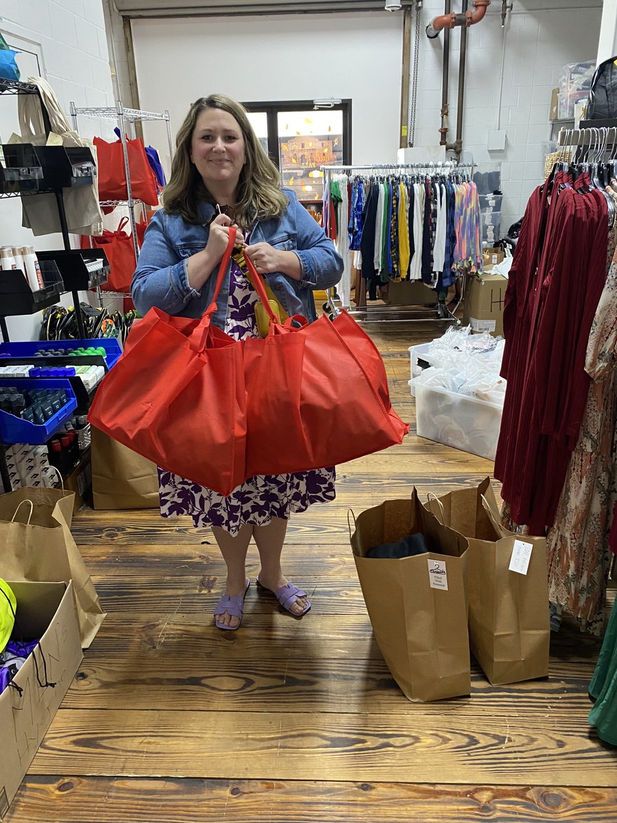 HoustonThreads's tweet photo. We love being able to provide for our referred youth! With the weather changing, we ensure our youth in need receive the clothing and essentials to stay warm in the cooler weather!
#local #nonprofit #houstonthreads #love #SupportingOurYouth #vibe #Check #LikeAndShare https://t.co/ZGZ9z1lwSv