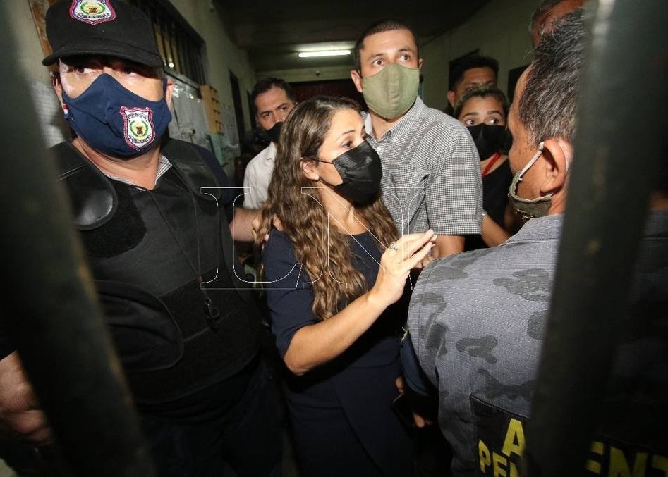 Poco más de año y medio, la ex ministra de Justicia, Cecilia Pérez, embarazada de 5 meses, entró por la noche a Tacumbú para hablar con líderes de presos q estaban decapitando a otros reos. Hubo 7 cadáveres.
Ante una crisis así, un ministro no puede estar encerrado en su oficina.