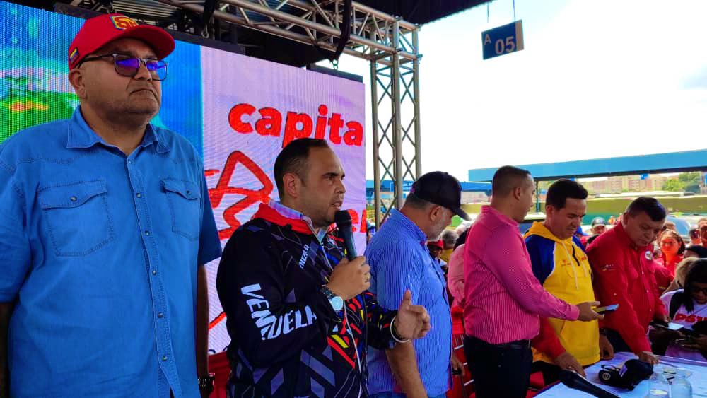 EdisonB25's tweet photo. ✊🏼 Llevamos un mensaje de conciencia para que nuestro pueblo transportista sepa por qué nos pertenece el Esequibo. Estamos convencidos que la diplomacia Bolivariana de Paz es el camino para encontrar una solución al diferendo territorial.
@NicolasMaduro https://t.co/GeeQf8AOdt