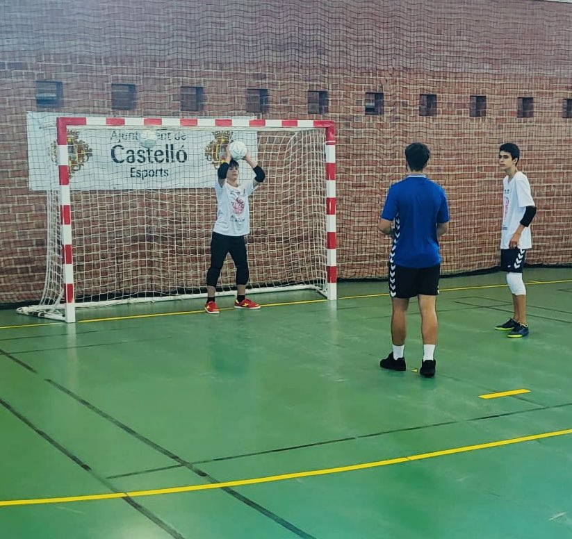 💙En el día de hoy los jugadores de la primera plantilla del Playas de Castellón Noel, Bruno y Lemos han compartido el entrenamiento con nuestra base. Presente y futuro unidos 🫂#vamosbisontes #playasdecastellon