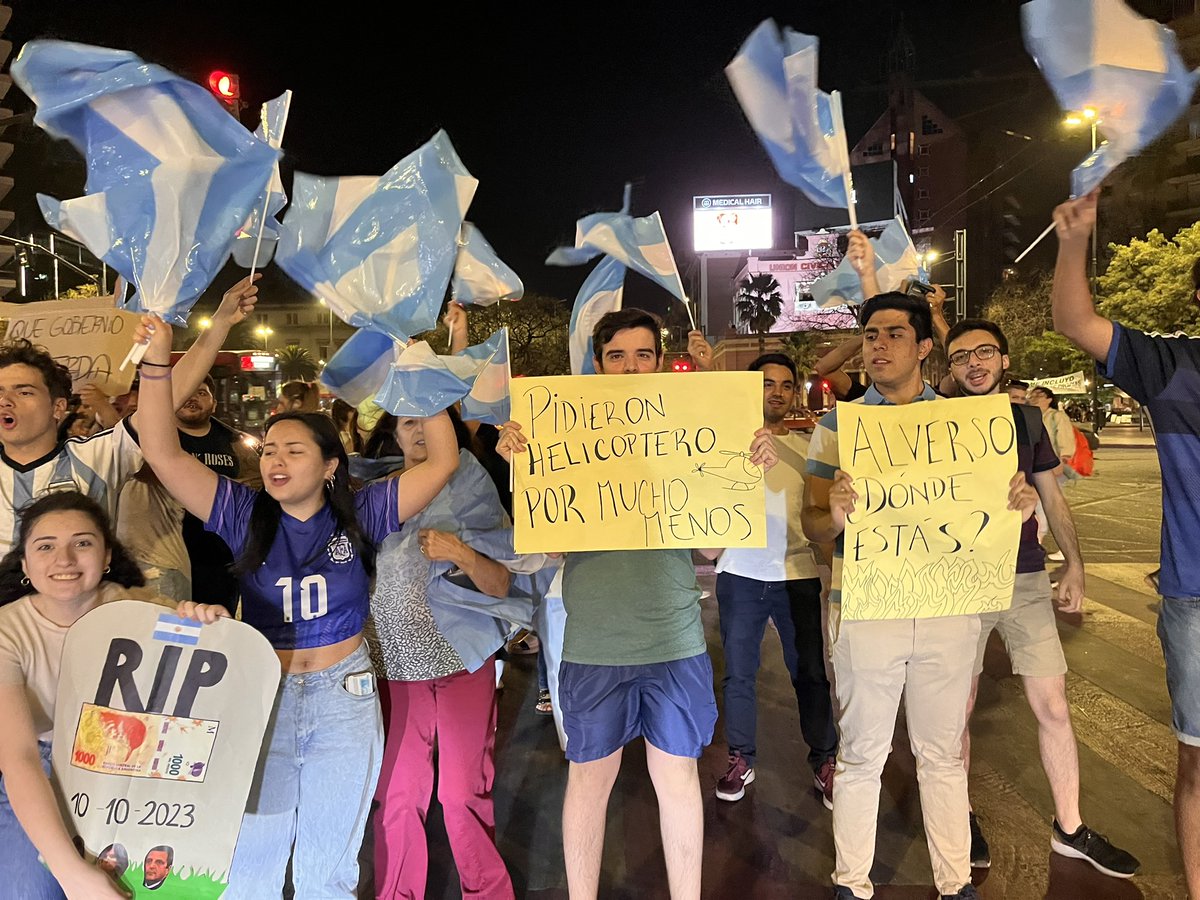 @GFrondizi Hoy en el Patio Olmos de Córdoba algunos jóvenes salimos… no seríamos muchos, pero expresamos lo que sentimos. La gente tocaba bocina y apoyaba la causa. 
No nos dejamos pisotear y el 22 eso se va a demostrar..