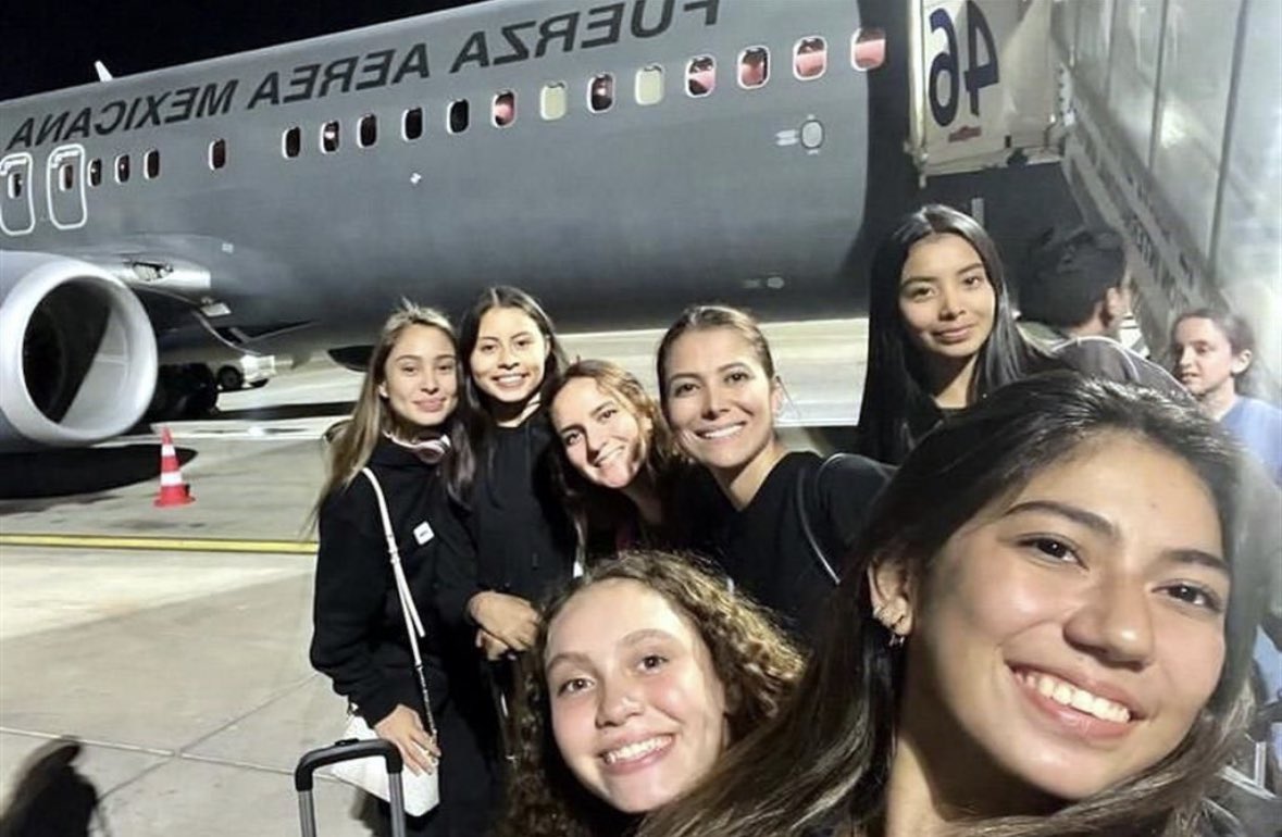 lauragarza's tweet photo. Es un gusto que cientos de mexicanos hayan podido salir de Israel, por supuesto!

Pero, no es posible ver estas sonrisas y las poses como si salieran de vacaciones.

Lamento si me critican, pero pareciera que ellos no tienen idea de lo que fueron afortunados y lo que dejan allí.

Seguramente podría ser un asunto de individualidad, pero ninguna tragedia y mucho menos la guerra te saca una sonrisa así.

De muy mal gusto, de pésima empatía y nula conciencia del dolor ajeno.