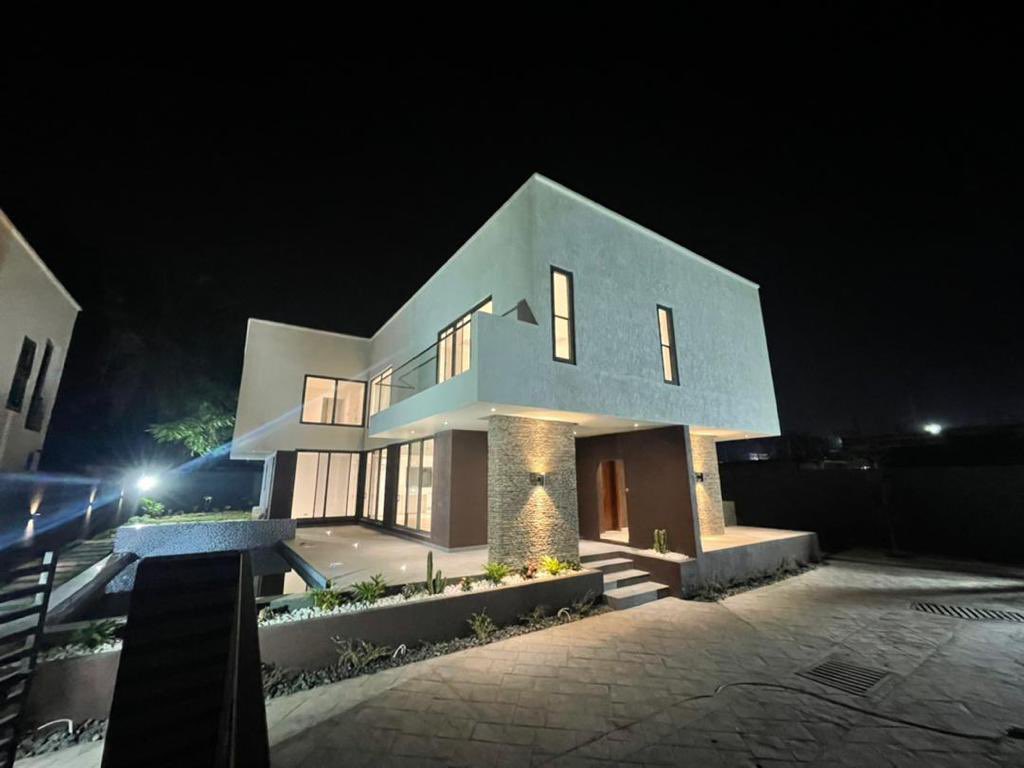 ahensathegreat's tweet photo. The name is Nana Ahensah. I do real estate for a living . https://t.co/BsKKSoWnL4
