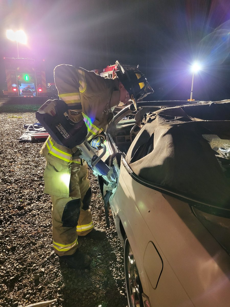 SouthLyonFD's tweet photo. Extrication training 💪 #firetraining https://t.co/DTN6uZJA8M