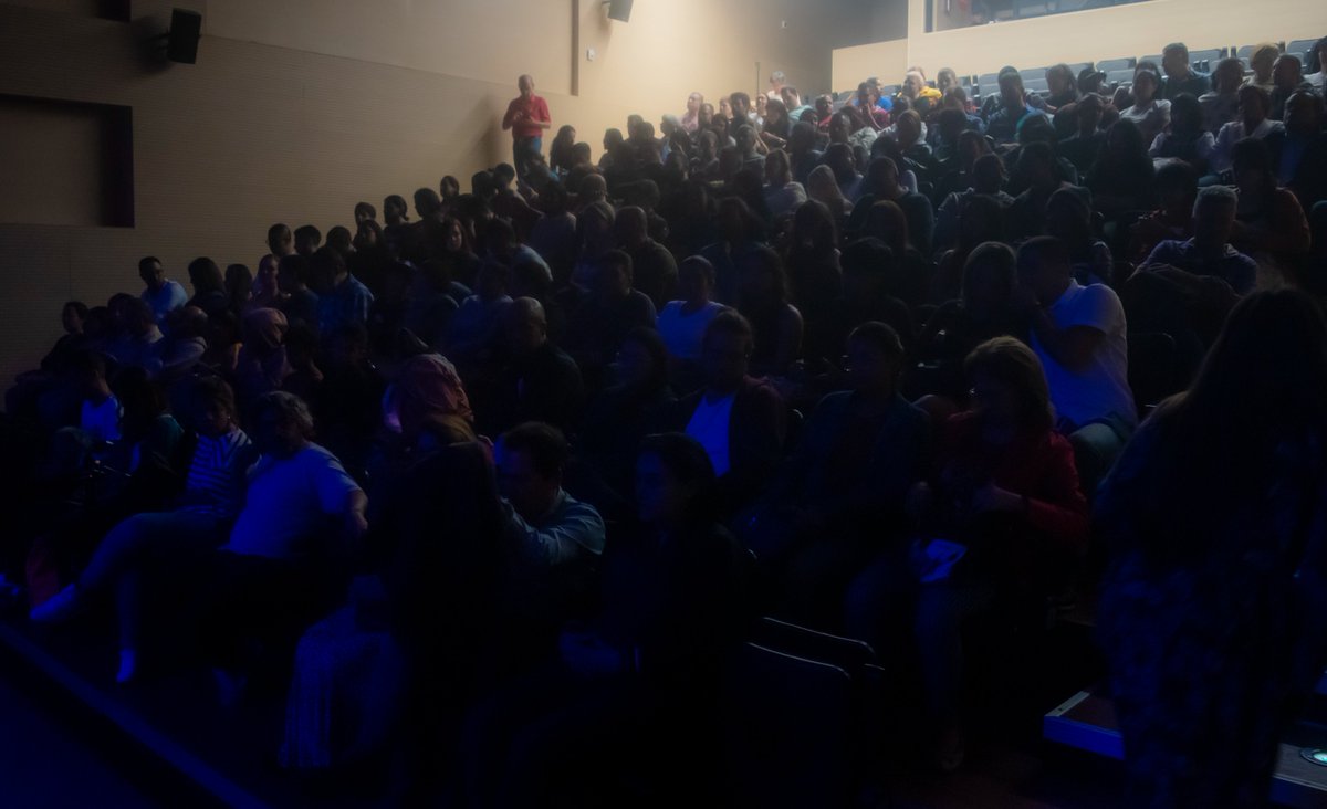 festiteatroenvi's tweet photo. #AsíVivimosElFestiteatro con "Olor a Barrio" del @ElParcerodel8. El público nos acompañó hasta en las fotos! 
El Festiteatro Envigado organizado por #ElÁgora con el apoyo de
@AlcaldiaEnv
#Desur
@ComfenalcoAnt
@AburraSur
#TeCreo
@susoelpaspi
#ParqueOtraparte
@comfama https://t.co/aHlqeN3AHX