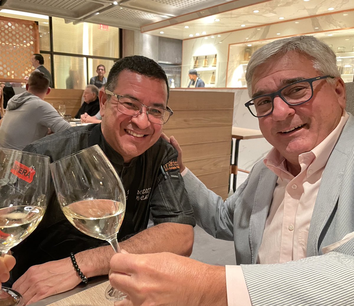 eatinglasvegas's tweet photo. Holy prosciutto! #MATTEOS @VenetianVegas is busier than a sheet cake concession at a Mormon social. 🇮🇹🍝🍷👏🥂
#EduardoPerez https://t.co/ak5IR5F7Hs
