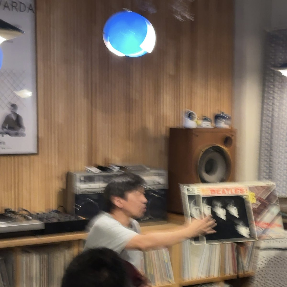 tearoomaotsuki's tweet photo. レコード寄席でした。ビートルズのイギリスモノラル盤をレコードで聞くということはもちろん、自分のオーディオを昨夜のような音量で聞くこと自体がもうないだろうなと思うと、けっこうグッときました。ありがとうございました。 https://t.co/RsTWMYRvBx