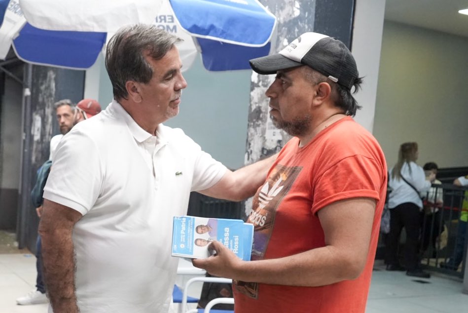 oscar_bitz's tweet photo. 🇦🇷✌🏻 En la Estación de San Martín hablando con vecinos y vecinas, acercando la boleta de @fmoreiraok @Kicillofok y @SergioMassa. 

¡Militar sin descanso para cuidar la Patria! https://t.co/dB5Gshgb3E