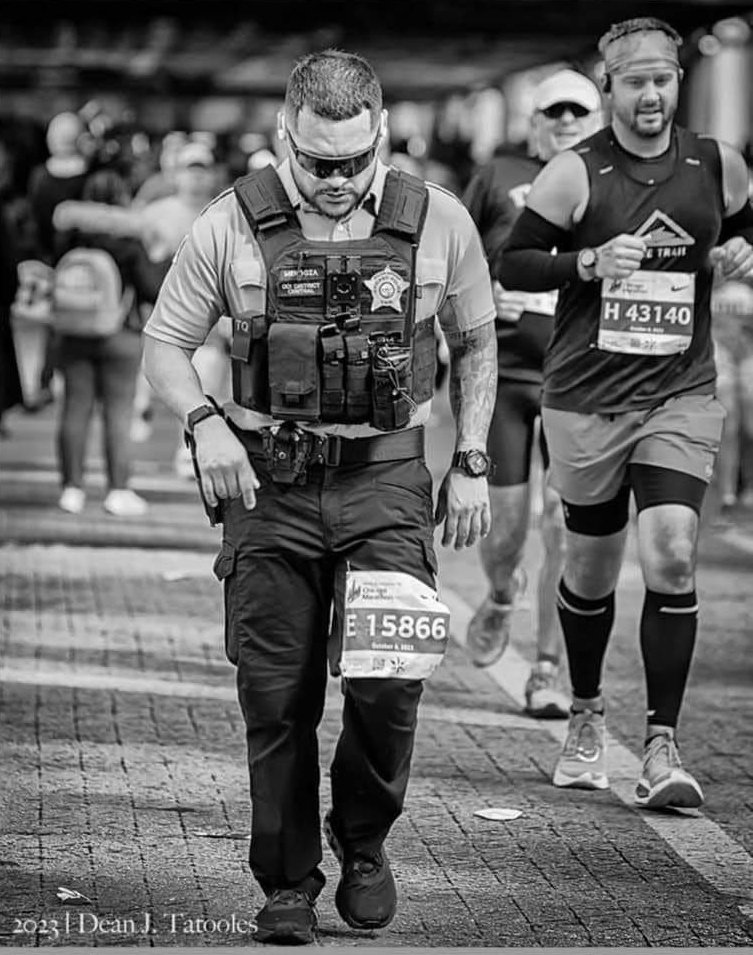 Chicago Police Officer Mendoza ran the entire Chicago Marathon in his police uniform and gear.

Hats off to him!